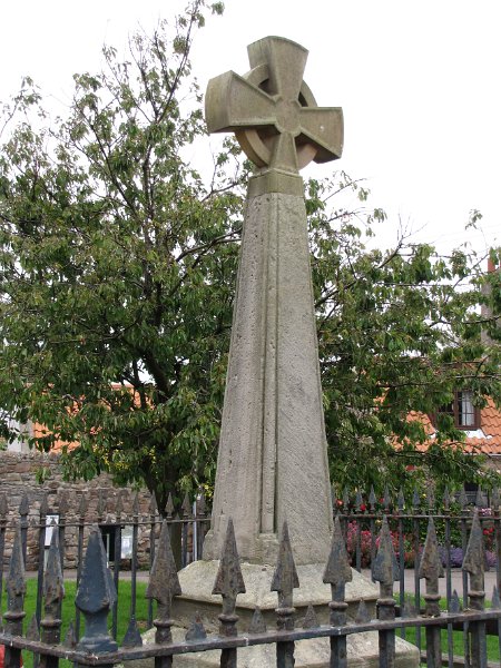 eindpunt st cuthberts way.jpg - Het officiële eindpunt van St. Cuthberts way. Het kruis bij Lindisfarne Priory.